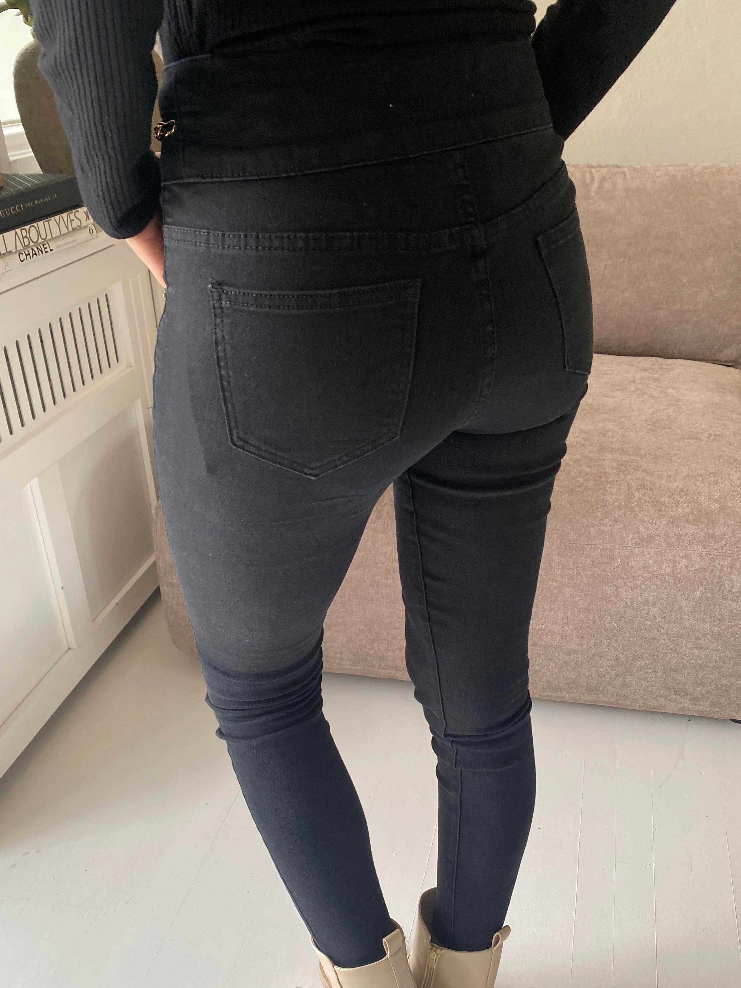 Tonya - Svarta byxor med guldkedja och knappar